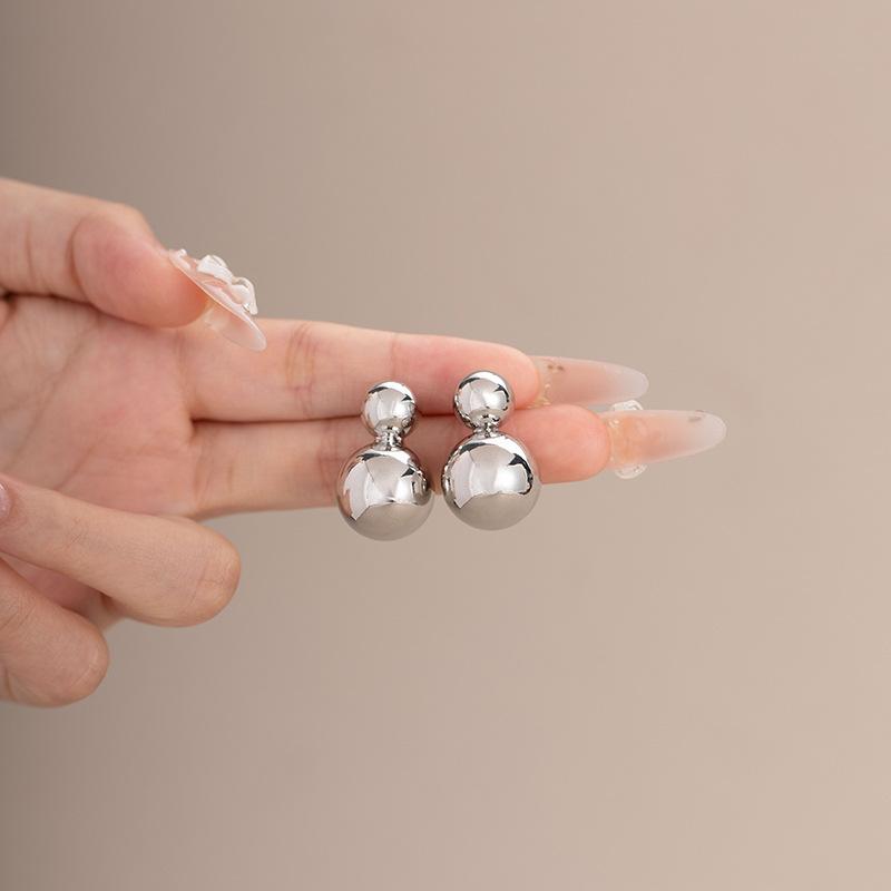 

Маленькие круглые блестящие серьги-клипсы без проколов ушей, в виде комариной спирали