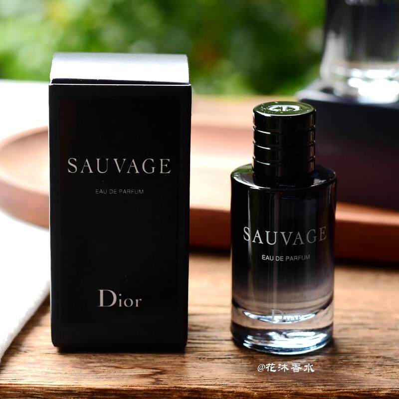

Dior Sauvage Туалетная вода 10 мл - Насыщенный, древесный аромат, который является утонченным, элегантным и стойким.