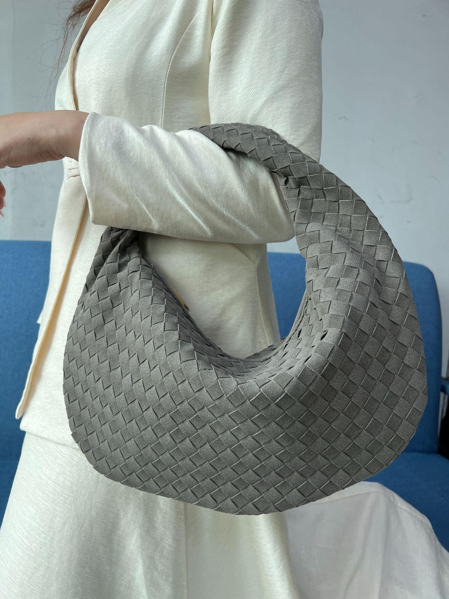 TrendyMBag Nieuwe Geweven Tas voor Dames, High-end Western-stijl Axeltas, Enkele Schouder Handtas voor Dames voor Dagelijks Gebruik, Grote Knoedeltas, Handtas 44*5*25CM grijze kleur