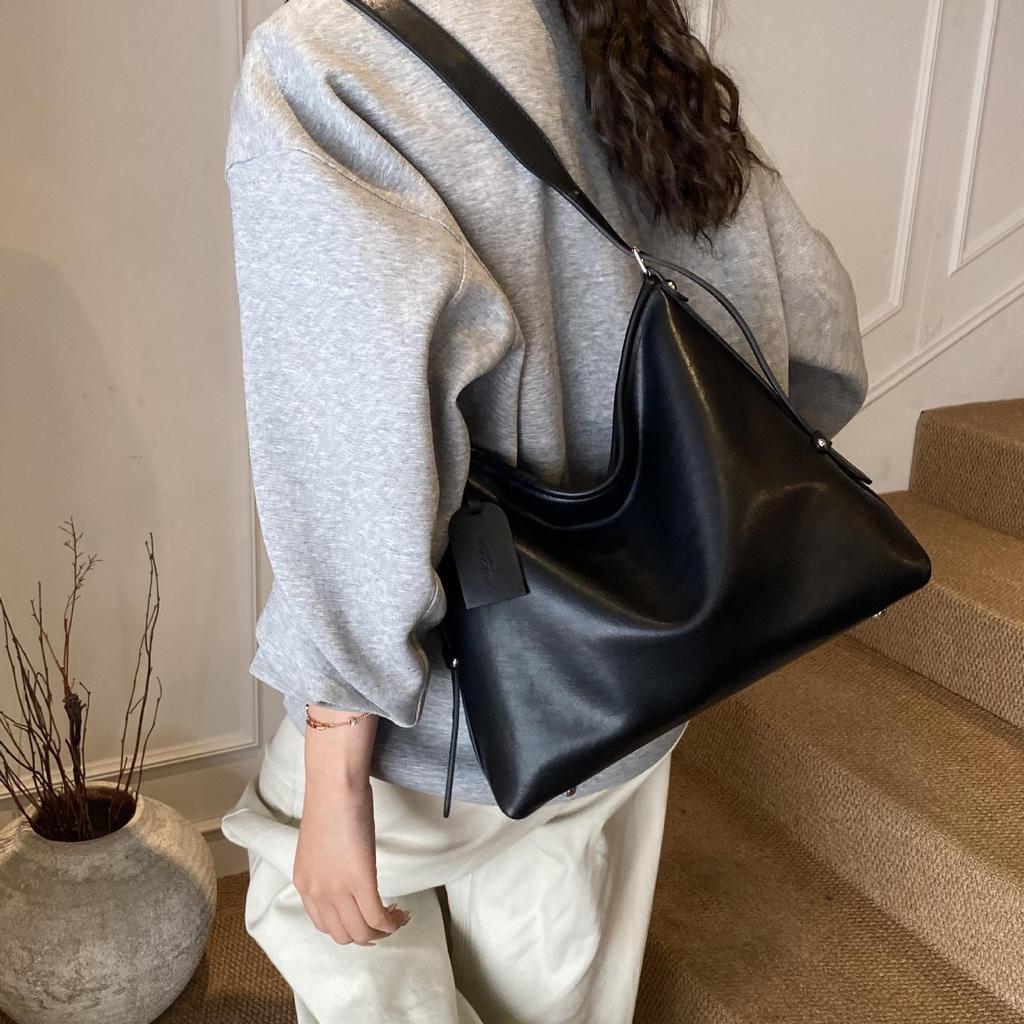 2025 Autumn/Winter Women's Versatile Large-Capacity Shoulder Bag - Niche Commuter Style
