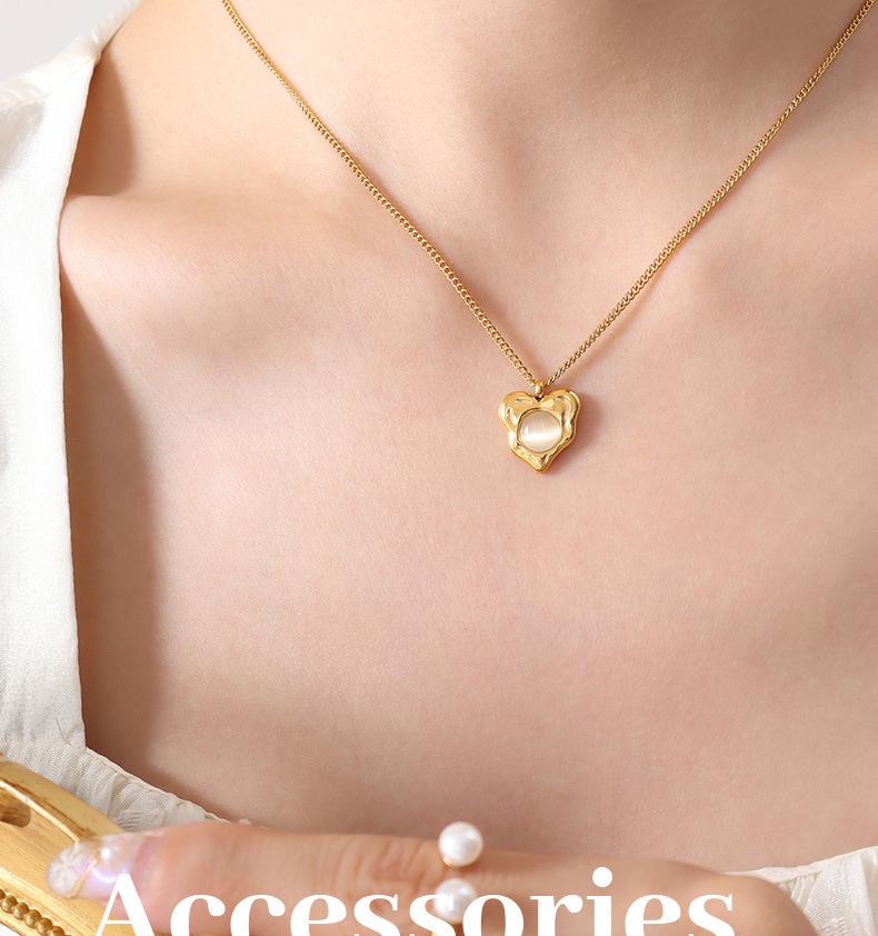 Hong Kong-Style Elegant Heart-Shaped Cat's Eye Stone Pendant Necklace On Gold-Plated Clavicle Chain.