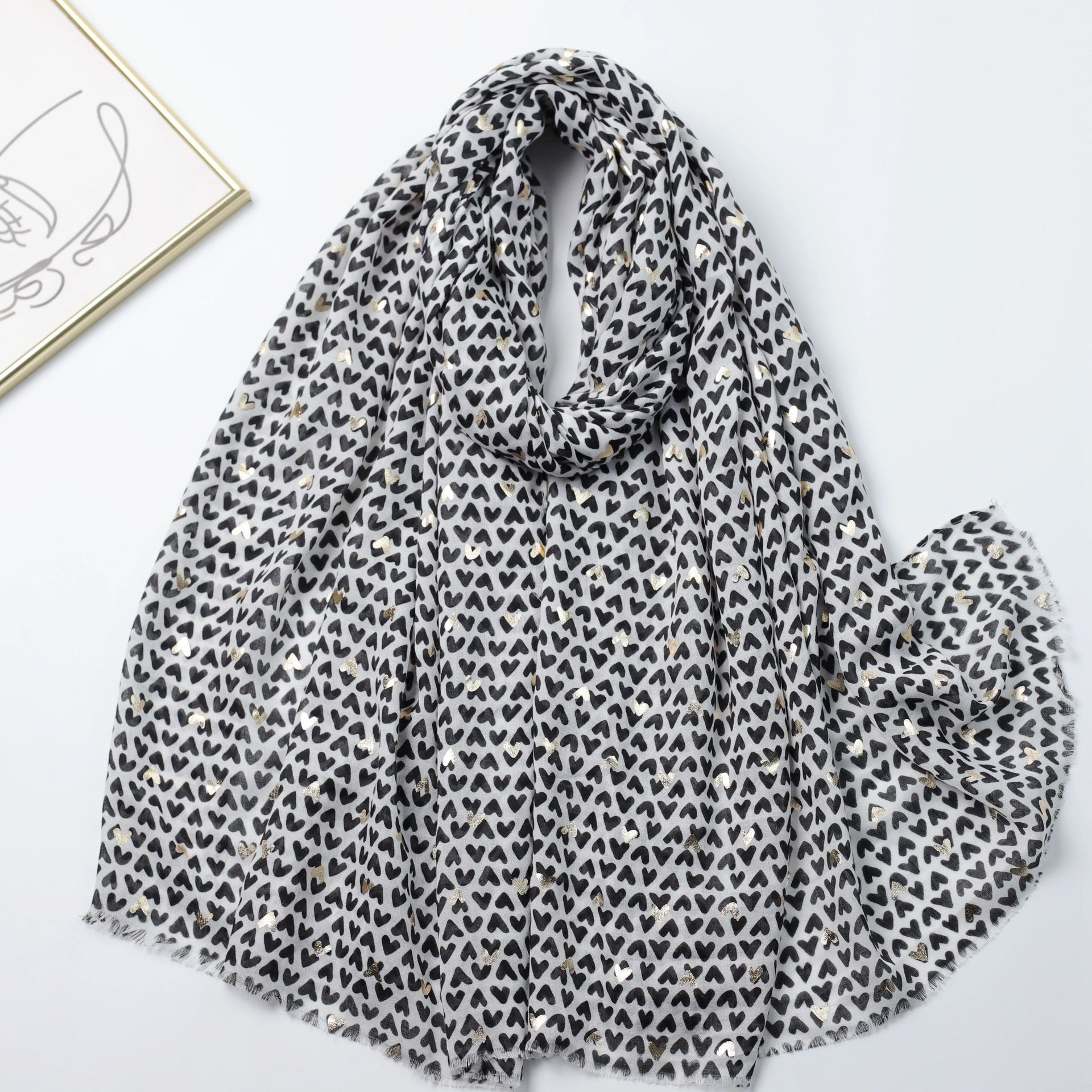 

Bronzing Fingertips Peach Heart Satin Cotton Printed Long Towel Factory Sales Travel Vacation Sunscreen Shawl чёрный