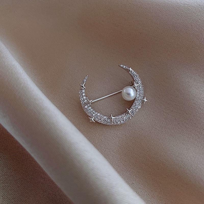 

Модный дизайн Sense Flash Diamond Moon Pearl Brooch Женская мода Темперамент Интернет Знаменитость Личность Одежда Аксессуары