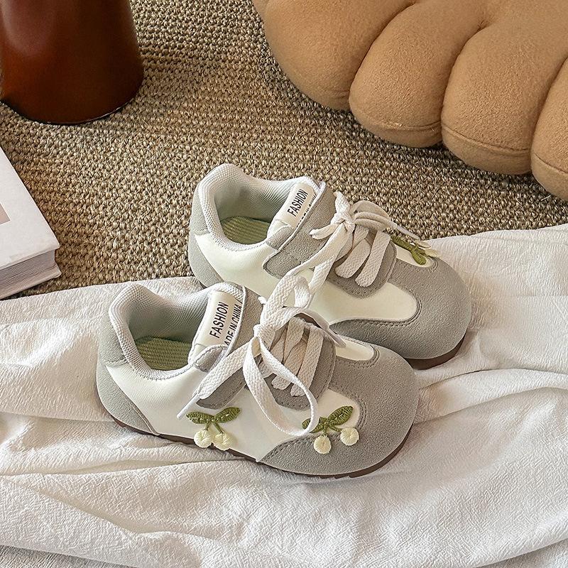 

Girls German training shoes 2025 autumn new children s soft-soled casual shoes baby girl sports shoes medium and small children s board shoes tide 29-34 yards, 6 pairs in one hand бежевий