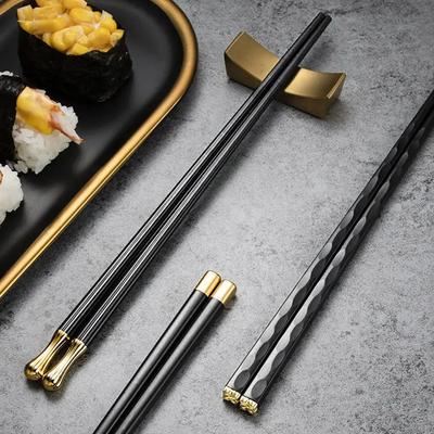 5 párů čínských hůlek ze slitiny Sushi tyčinky Opakovaně použitelné lehké luxusní domácí hůlky z černého zlata Sada hůlek ze zdravé slitiny