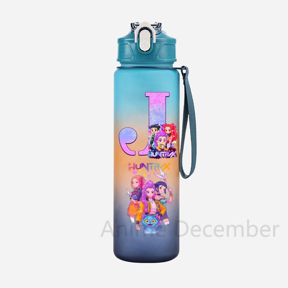 Anime K-Pop Lovci démonů A-Z Anglické písmeno Potisk Modrý hrnek na vodu Lovci démonů Velkoobjemová Venkovní Přenosná Láhev na pití pro Chlapce Dívku Dárek