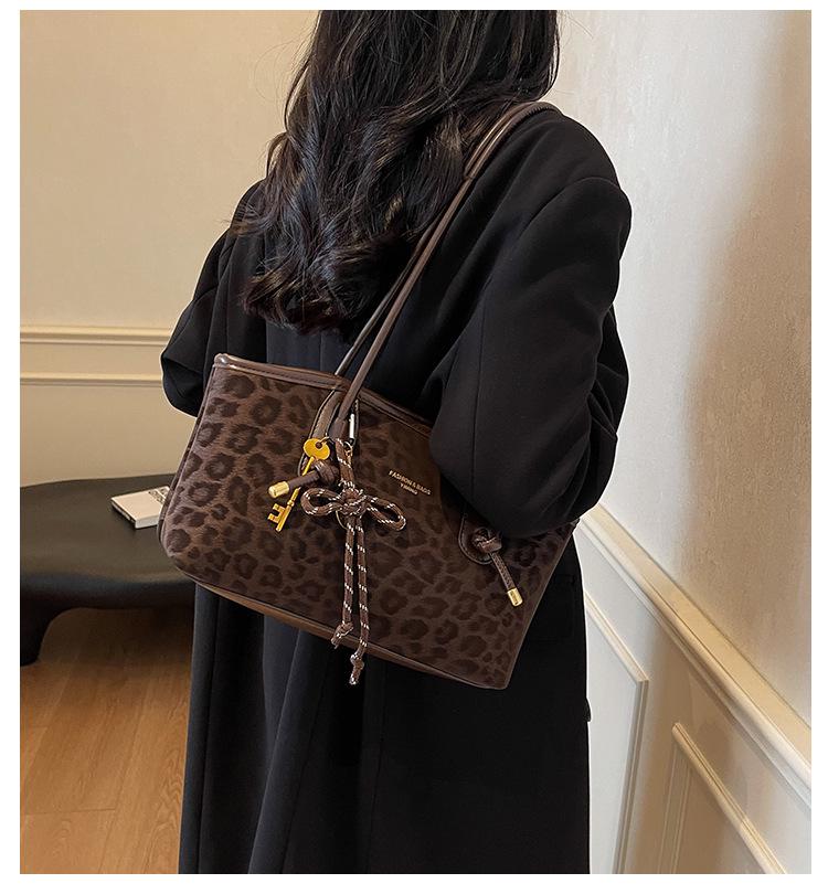 High-Value Women's Fashion Tote: Versatile Leopard Print Large-Capacity Shoulder Bag for Outdoor and Commute