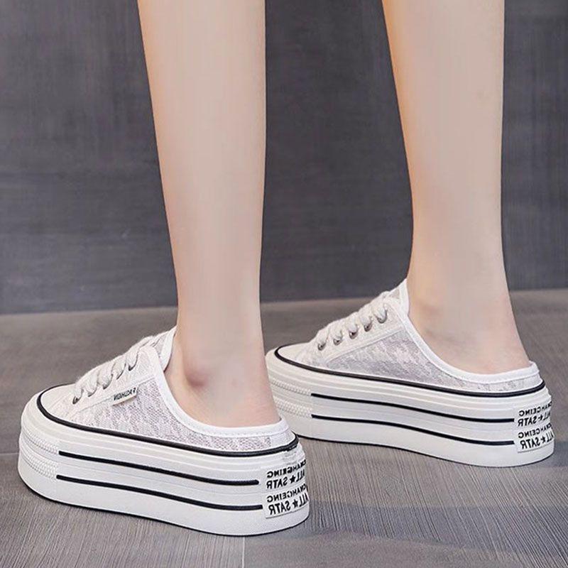 Leinenschuhe mit dicker Sohle und Schnürung für Frauen zum Tragen im Sommer 2025, die neuen Modelle sind ein Pedal Lazy Bag Kopf und Halbschuhe in Weiß.