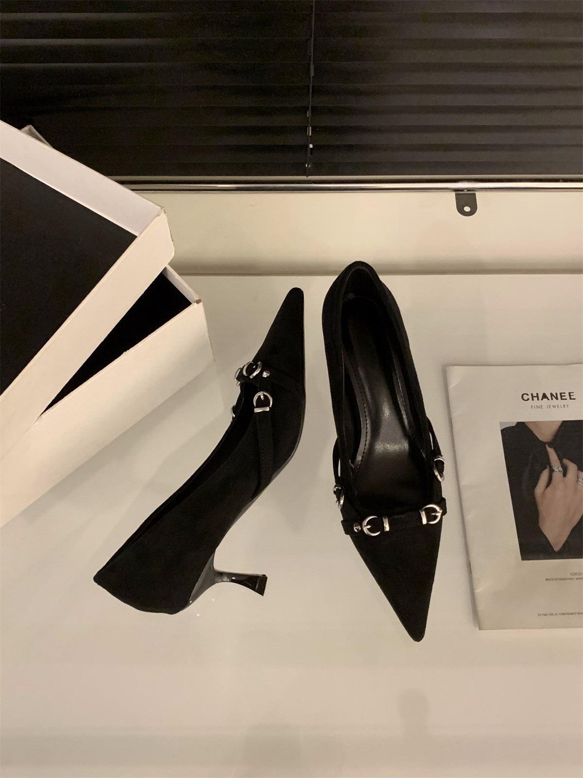 

Французские остроносые черные туфли на высоком каблуке женские туфли 2024 осень и зима темперамент замша с юбкой красные свадебные туфли лодочки 40 чёрный