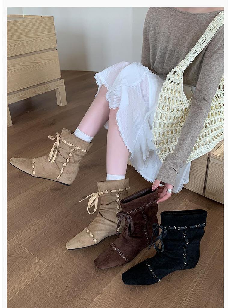 Damen Retro Western Plissee Stiefeletten mit eckiger Spitze und Innensohle, dünnes Riemendesign für Herbst und Winter.
