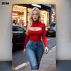 Retro Metall Blechschild Blonde Frau in rotem Cut-out Top und zerrissener Jeans geht auf Stadtstraße Vintage Urban Wandkunst Dekoration x
