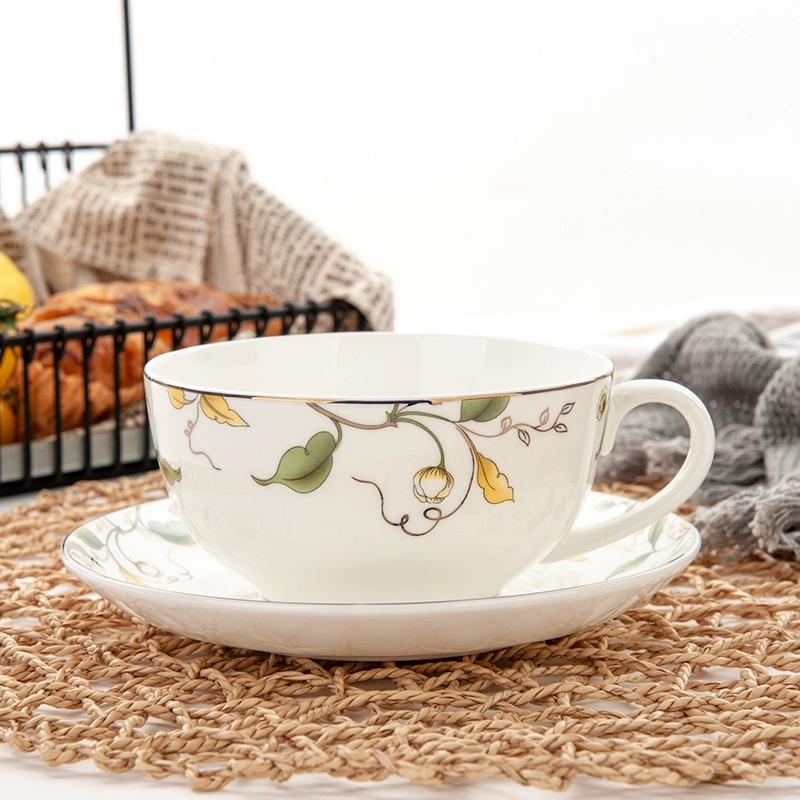 Kávový šálek s podšálkem z jemného kostního porcelánu s motivem kvetoucí švestky 300ml, barevné květiny, porcelánový čajový šálek s podšálkem