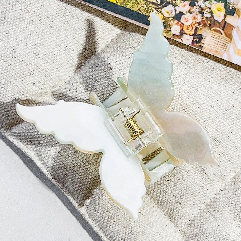 The Oval Hair Clip Exudes A High-end Feel. The Half-tied Shark Clip At The Back of The Head Is A Fashionable Hair Accessory