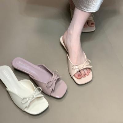2025 Sandalen mit niedrigem Absatz und eckiger Spitze, Feenstil, Schleife, Lackleder, coole Slipper, Outdoor-Bekleidung mit Rock