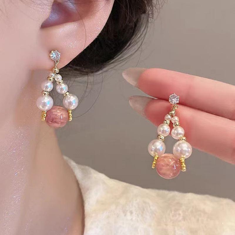 Elegant Pink Pearl Stud Earrings for Women - Versatile, Fashionable, and Exquisite Ear Jewelry. розовый