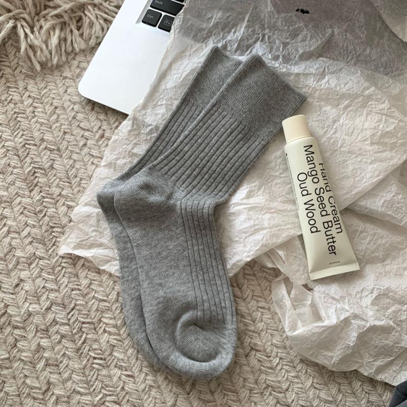 Produits d'automne pour femmes Nouveaux Toutes sortes de chaussettes tube décontractées de couleur unie fumée