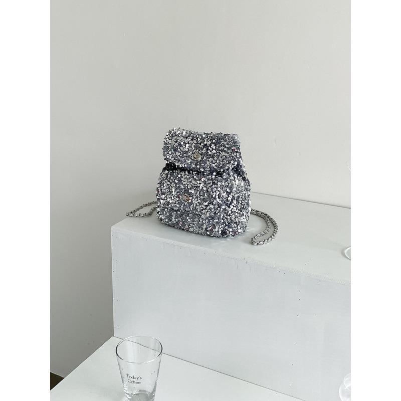 

Spring and summer girls backpack cute clamshell exquisite small sequin bag fashionable daily travel small backpack women срібний