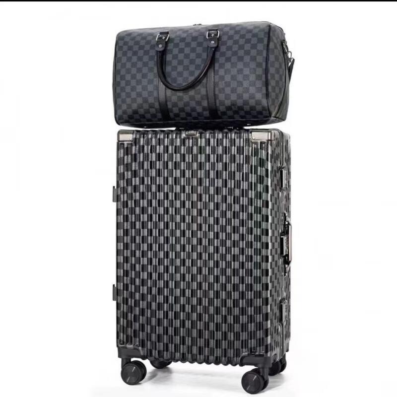 

Багаж с рисунком в клетку, жесткий поликарбонатный корпус, алюминиевая рама 26 inch