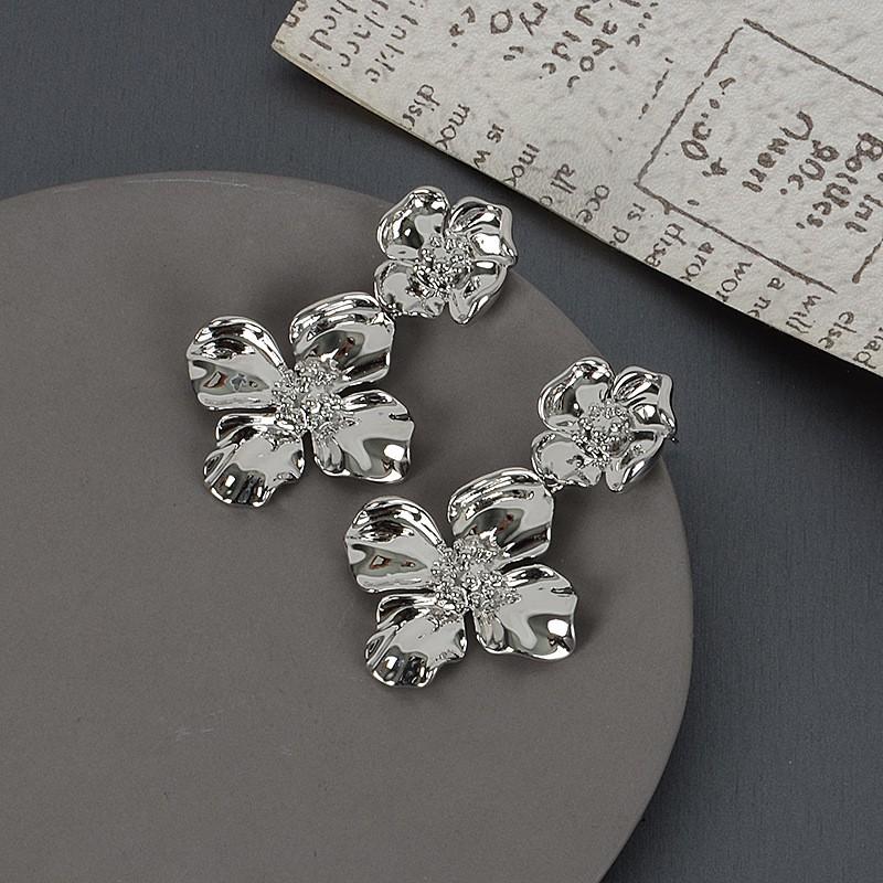 Minimalist Geometric Metal Stud Earrings Women Elegant Gold Tone Lightweight Daily Wear