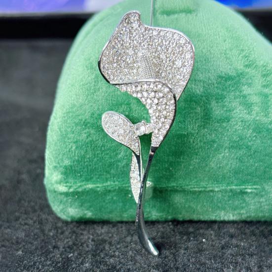 Women Brooch Sparkling Rhinestone Inlaid Common Callalily Shape Anti-Exposure Buckle Suits Shirts Sweaters Bags Pin Outfit Accessory