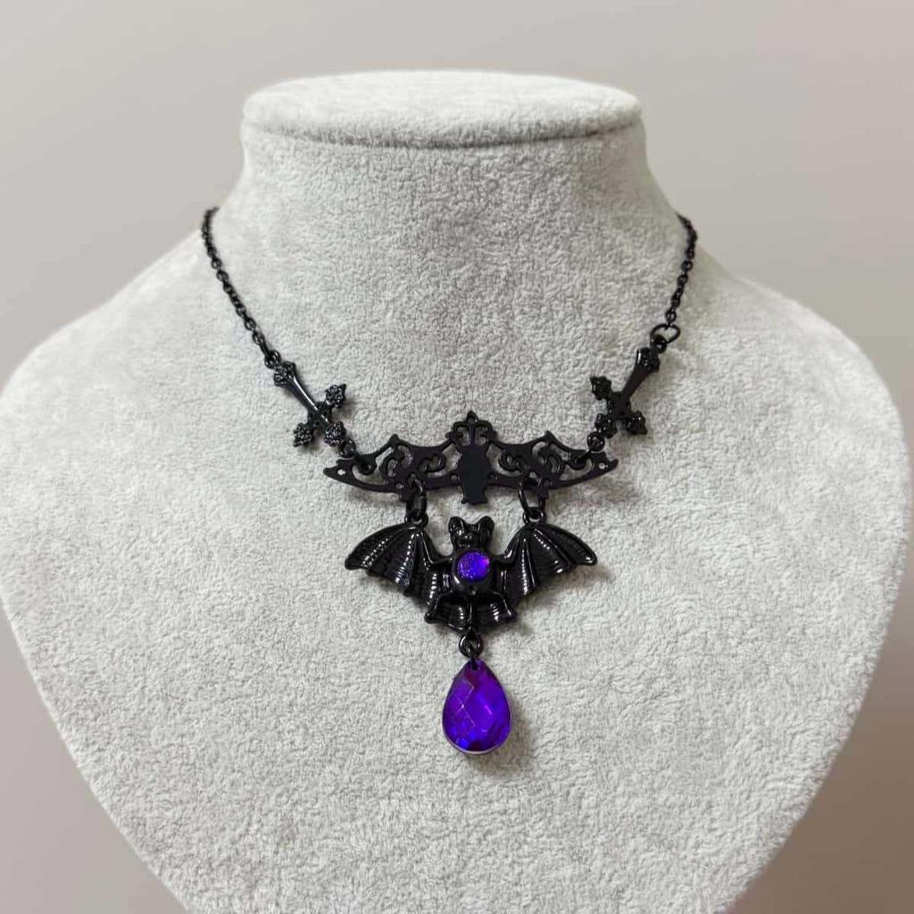 Collier Pendentif Croix Chauve-souris avec Pierres Précieuses Violettes Rouges en Forme de Larme Victoria pour Femmes Halloween Punk Gothique Sorcière Choker Bijoux