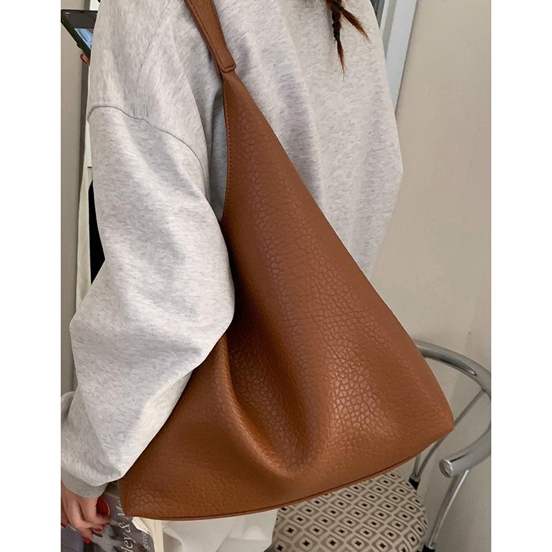 

Simple and large-capacity shoulder tote bag women s bag 2025 new casual fashion handbag commuter armpit bag коричневый