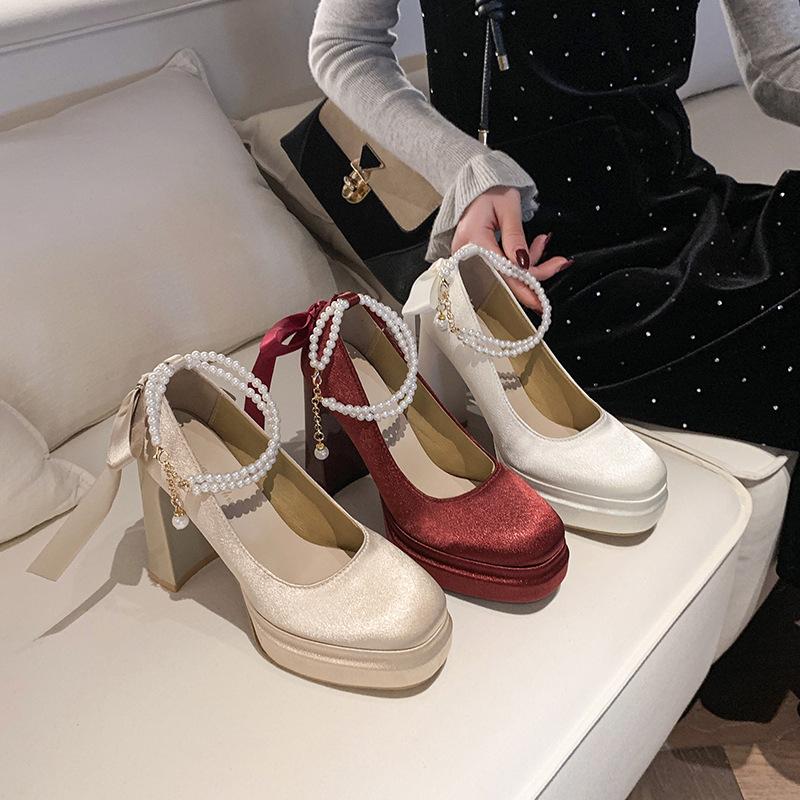 Ein Wort mit Perle quadratischer Kopf wasserdicht Tisch High Heels dicker Absatz Champagner Hochzeitsschuhe hohl Satin Mary Jane Damen Einzelschuhe