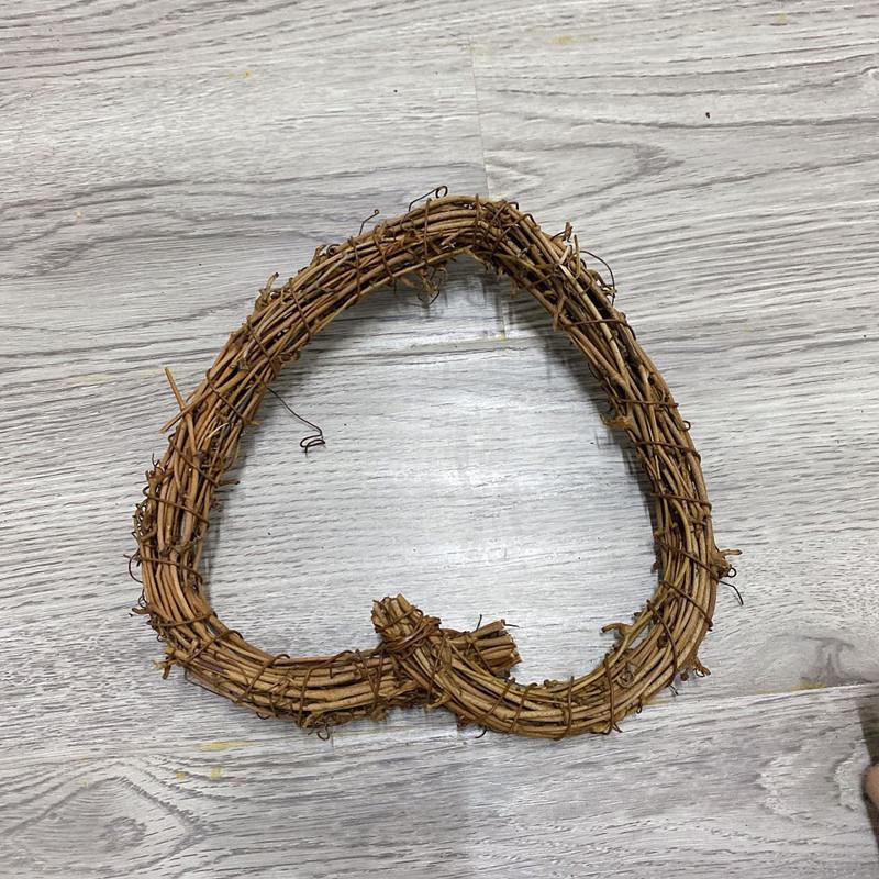 Natural Dried Pine Cones for Christmas Tree Decoration, Photography Props, Floral Wreaths, and Bouquets.