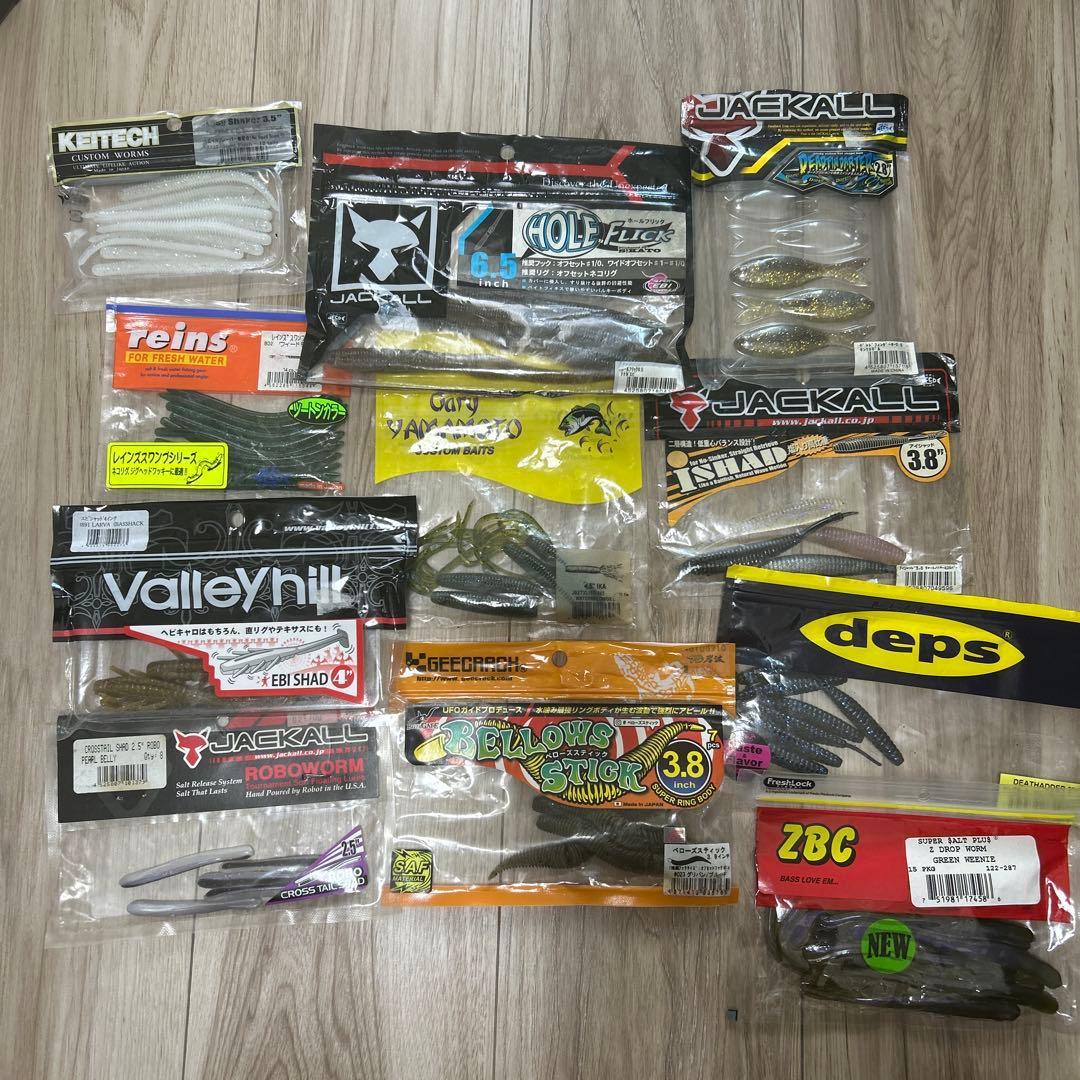 Used 11 types of bass fishing worms sold in bulk