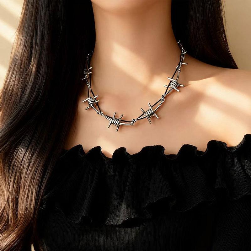 Dark Wind Winding Thorns Rivets Punk Necklace Light Luxury Personalized Collarbone Chain Simple Niche Item Decoration