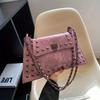 Bolso Bandolera Chic Vintage con Remaches - Cuero Sintético Impermeable, Correa Ajustable, Color Sólido con Cierre de Beso