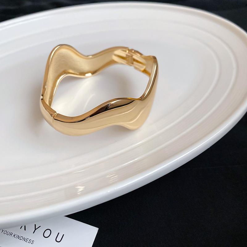 Irregular smooth wavy open bracelet, new exaggerated cold wind bracelet, high-end jewelry