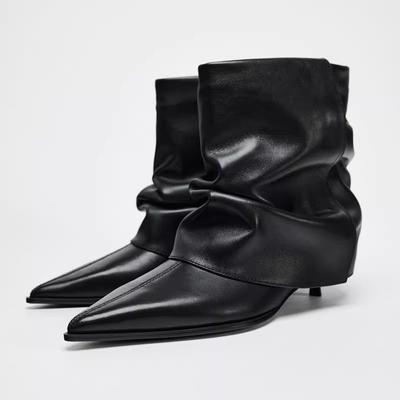 Botas de Cano Curto de Couro Macio Bico Fino Pretas para Mulheres Moda Plissada Salto Gatinho Botas de Designer 2026 Inverno Novo Botas Para Mujer