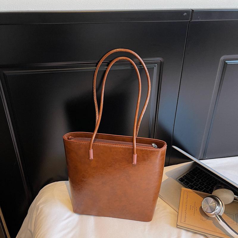 

A Trendy and Retro Tote Bag, A Stylish and Large-capacity Single-shoulder Bag коричневий