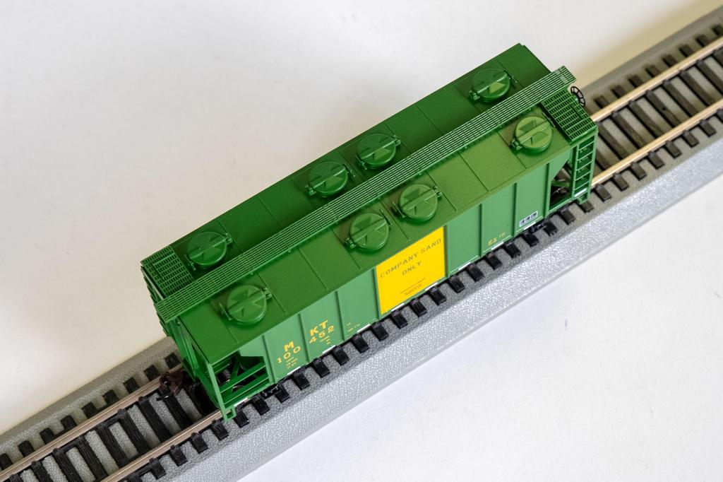 Bachmann Trains PS-2 Two-Bay Cover Hopper, Late Edition, MKT™ #100452, HO Scale