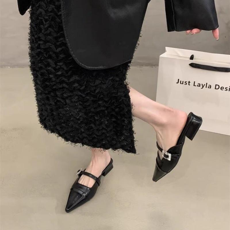 Fashion Hot Selling 2025 Summer New Elegant Solid Color Sexy Pointy Crystal Buckle Decorative Party Low Heel Slippers Zapatillas Mujer