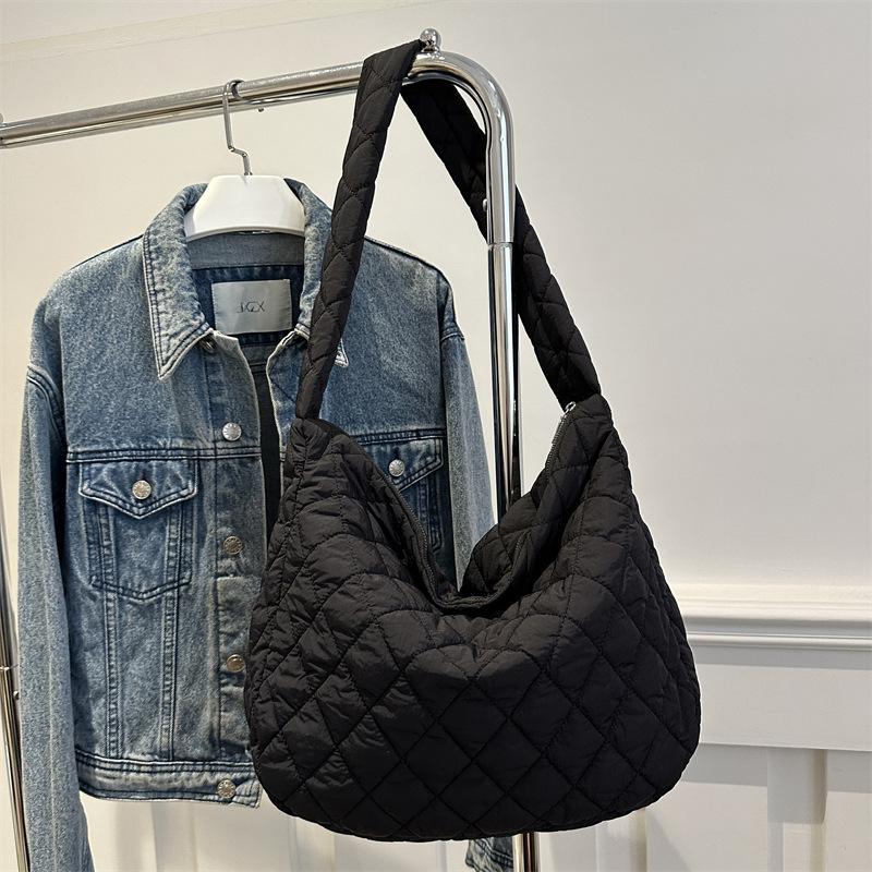 

Вместительная пуховая сумка женская 2025 новая осенне-зимняя на плечо подмышку сумка ретро дорожная сумка мессенджер сумка-пельмень чёрный