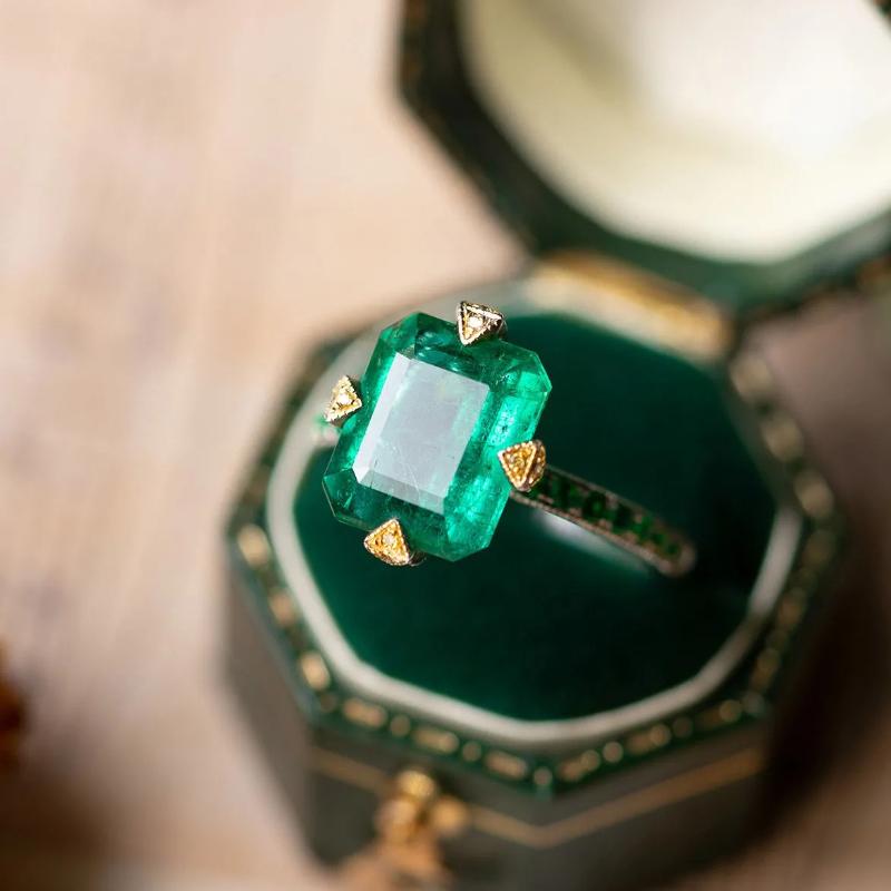 Fresh Jungle Style Vintage Green Gemstone Rings for Women Diamond Inlaid Design Charm and Luxurious Wedding Silver Jewelry
