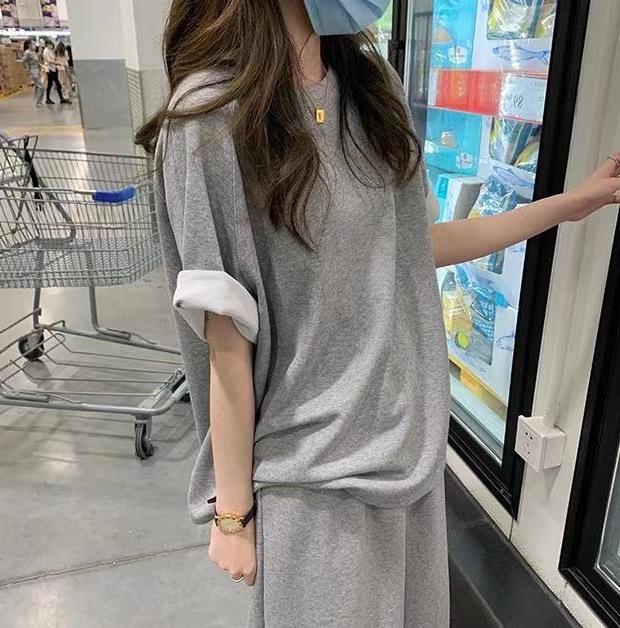 

Омолаживающий зеленый летний комплект из двух частей: Футболка с коротким рукавом и узкая миди-юбка XL серый