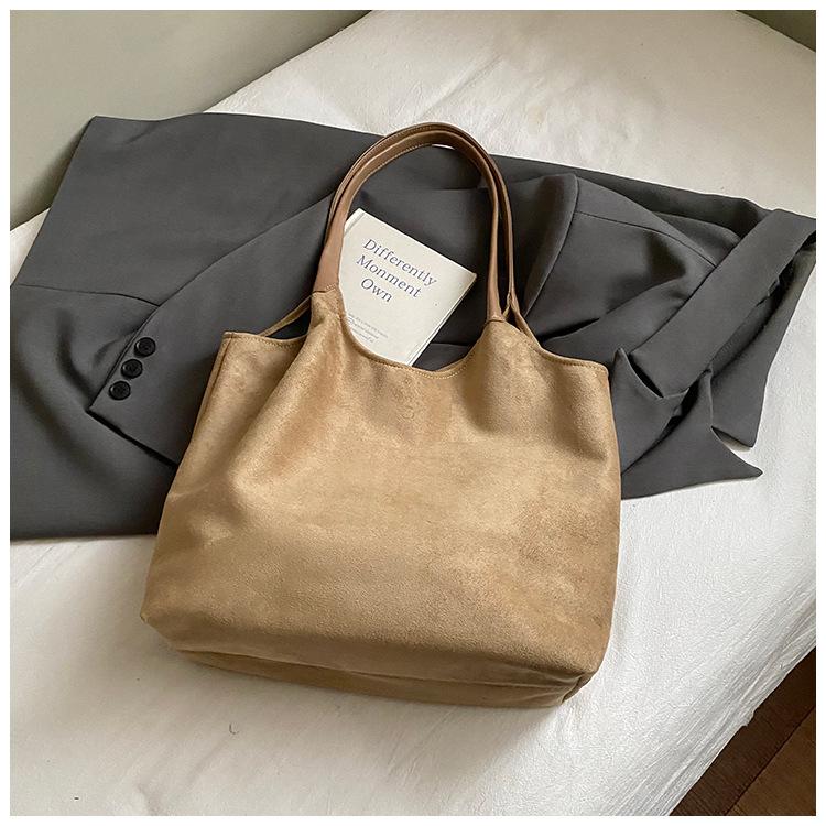 

Модная замшевая сумка-тоут женская 2025 новая ретро повседневная сумка на плечо большой вместимости для работы, сумка под мышкой