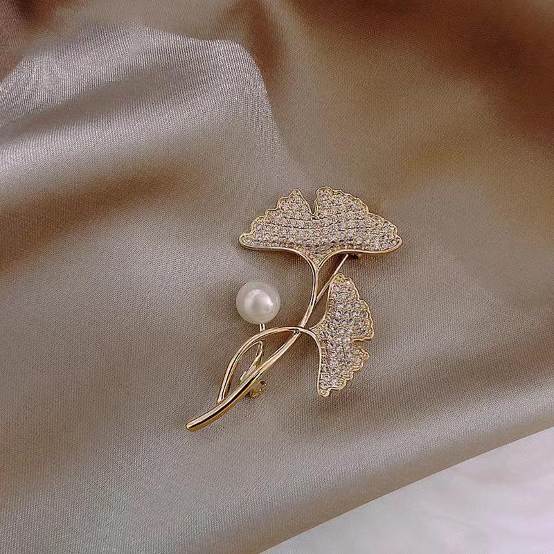 Elegant Pearl Brooch - High-End Minimalist Clothing Accessory