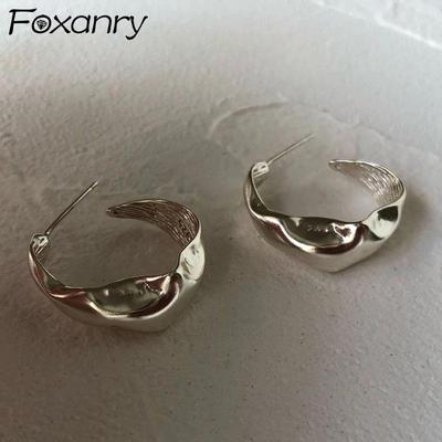 Silberfarbene Creolen für Frauen, neuer trendiger Vintage-Schmuck mit eleganter unregelmäßiger Textur, Partyschmuck zur Vorbeugung von Allergien