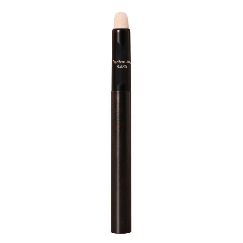 Sandalwood T05 Lip Brush: Soft Bristles, Round Head, Portable for Blending Lipstick.