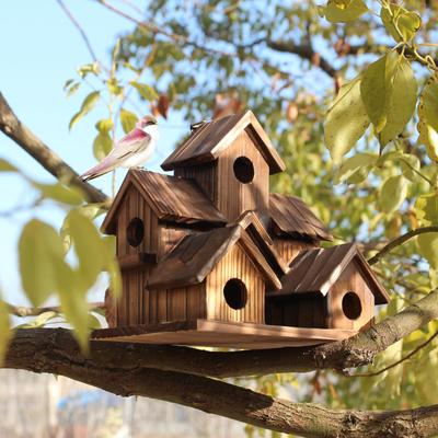 Bezauberndes Vogelhäuschen aus Holz – Nester zum Aufhängen im Freien, lockt Drosseln, Kolibris und Spatzen an. Natürliches Design – perfekte Heimdekoration.