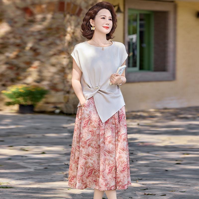 

Summer Fashionable Design Suit for Middle-Aged Women: Trendy, Age-Reducing Two-Piece Skirt Set 2XL (105-125 lbs) червоний