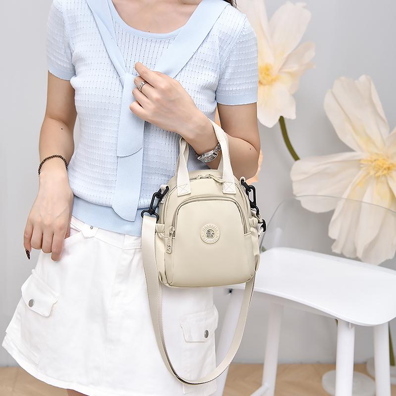 Kompakt Nylon Crossbody Miniryggsäck med Topphandtag Casual Liten Dagryggsäcksväska för Kvinnor Daglig Resa