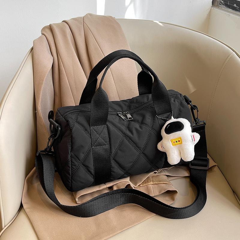 

Casual simple handbag women 2025 casual fashion texture shoulder bag large capacity travel fitness messenger bag women no pendant чёрный