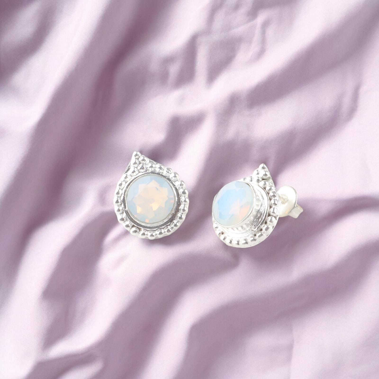 

Молочный опал драгоценный камень 925 стерлинговое серебро ювелирные изделия ручной работы пусеты 0.62 подарок для нее EE-125-17