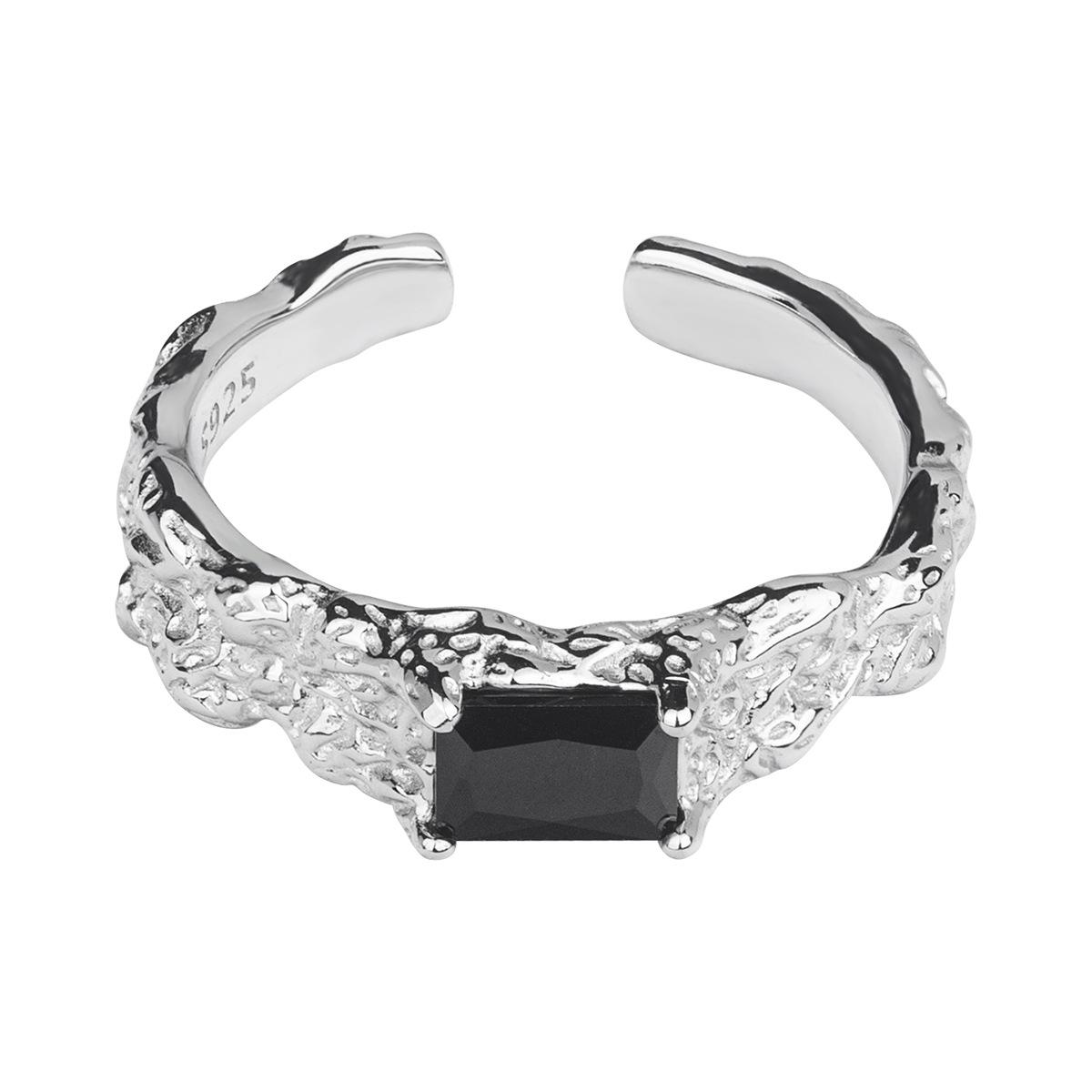 

Кольцо открытое из серебра 925 пробы в нейтральном стиле с черным цирконом и уникальным текстурированным дизайном