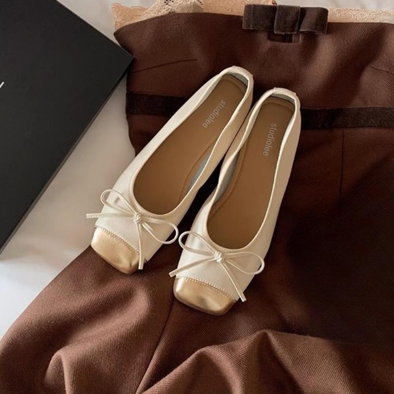 

Балерина с квадратной головой и неглубоким ртом носит плоские туфли на одной ноге. 40 белый